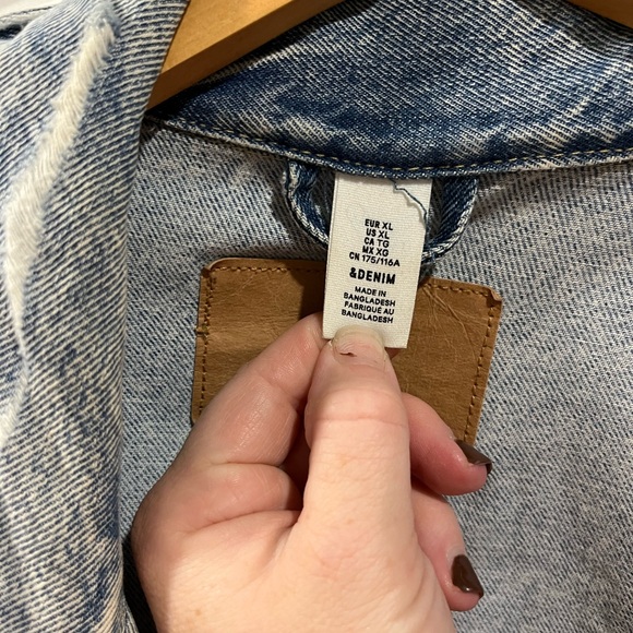 H&M boyfriend fit denim jacket - Picture 2 of 2
